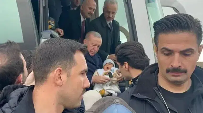 Erdoğan, kalabalığın arasında görünce konvoyu durdurdu