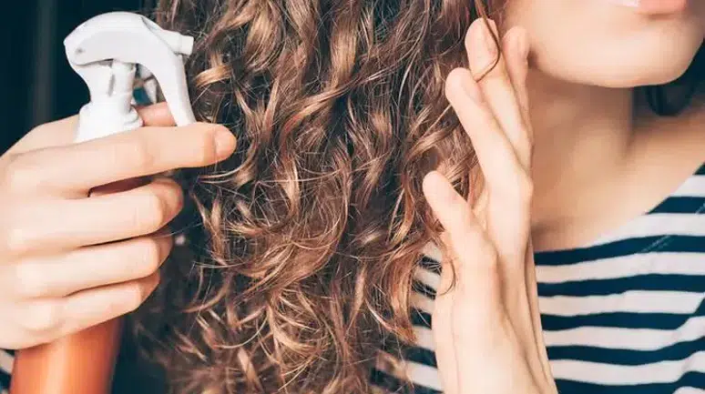 Hızla Yağlanan Saçlara Karşı Evde Çözüm: Saçınız Günlerce Hacimli Kalsın!