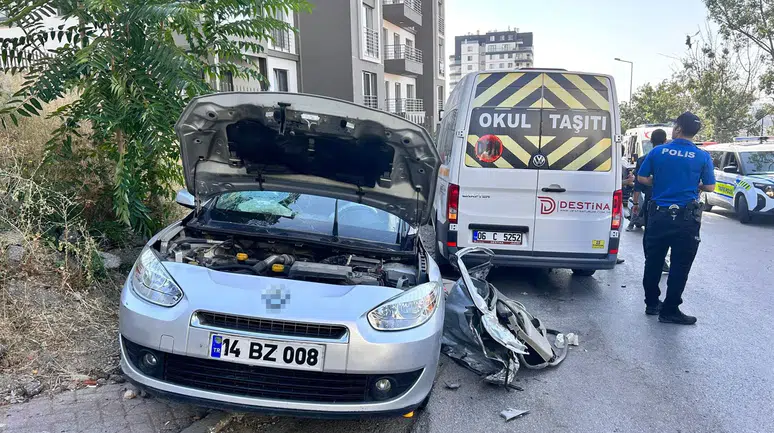 Otomobil ile servis minibüsü kafa kafaya çarpıştı: 12 yaralı