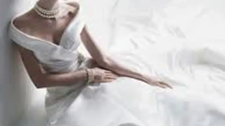 2026 Kış Gelinlik Trendleri: Pelerin, Eldiven ve Kürkle Zarafeti Tamamlayın