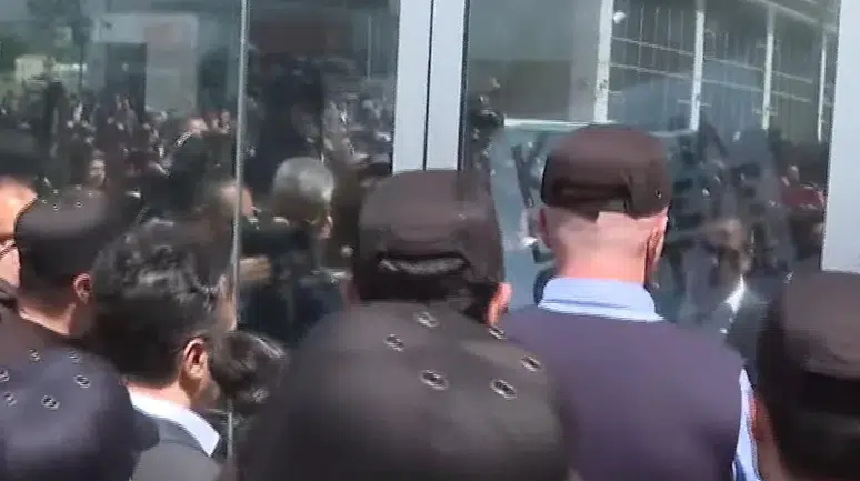 Polisler tahliye için CHP Genel Merkezi'nde