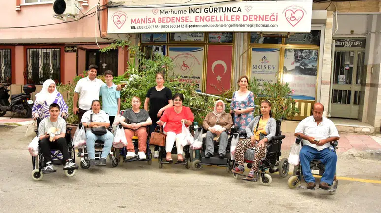 Manisa Bedensel Engelliler Derneği bağışlanan etleri üyelere dağıttı