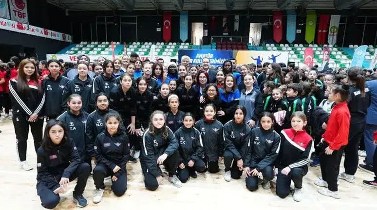 Soma Zafer Spor Kadın Futbol Takımı’ndan Başkan Dutlulu’ya teşekkür