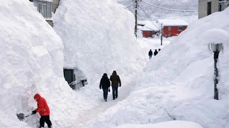 Kar binaları yuttu! Tarihi yağış gerçekleşti