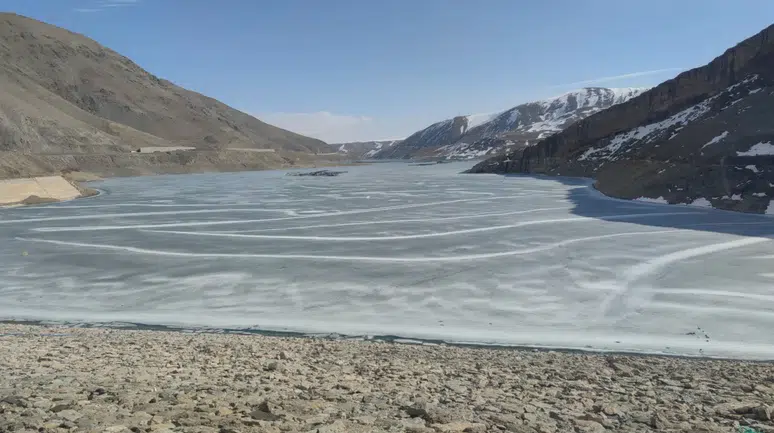 Barajlar soğuk havanın etkisiyle buz tuttu