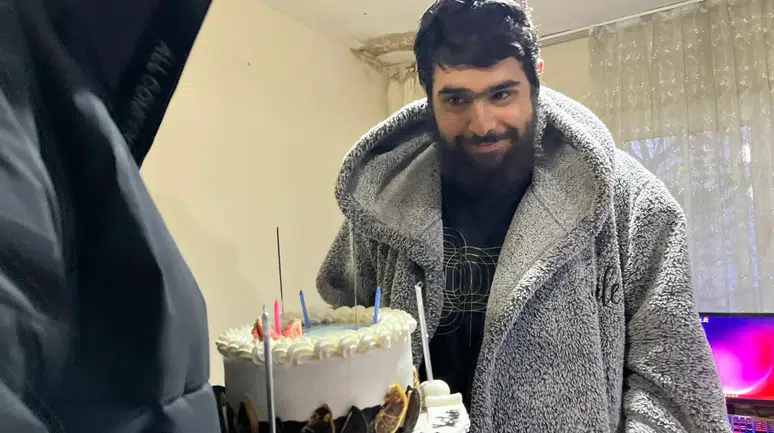 Evden çıkmayan telefon bağımlısı genç 25. yaşına bilgisayar başında girdi