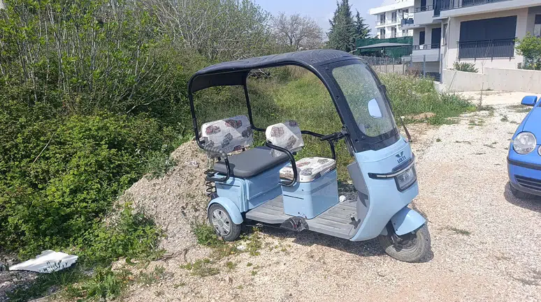 Park halindeki otomobil yola çıkarken elektrikli bisiklete çarptı