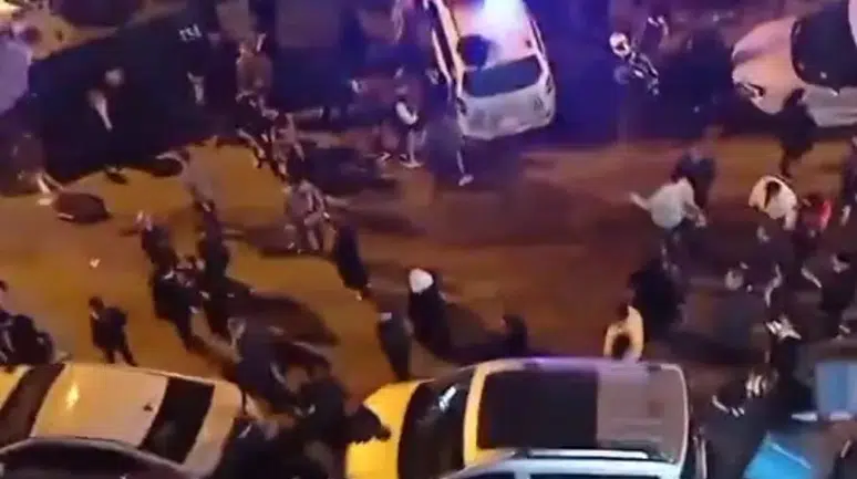 Hamile kadın doğum esnasında hayatını kaybetti, yakınları hastaneyi bastı