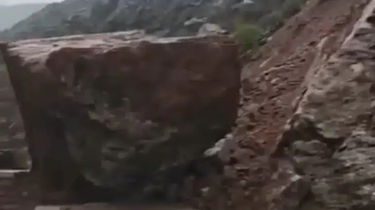 Dev kaya yolu ulaşıma kapattı