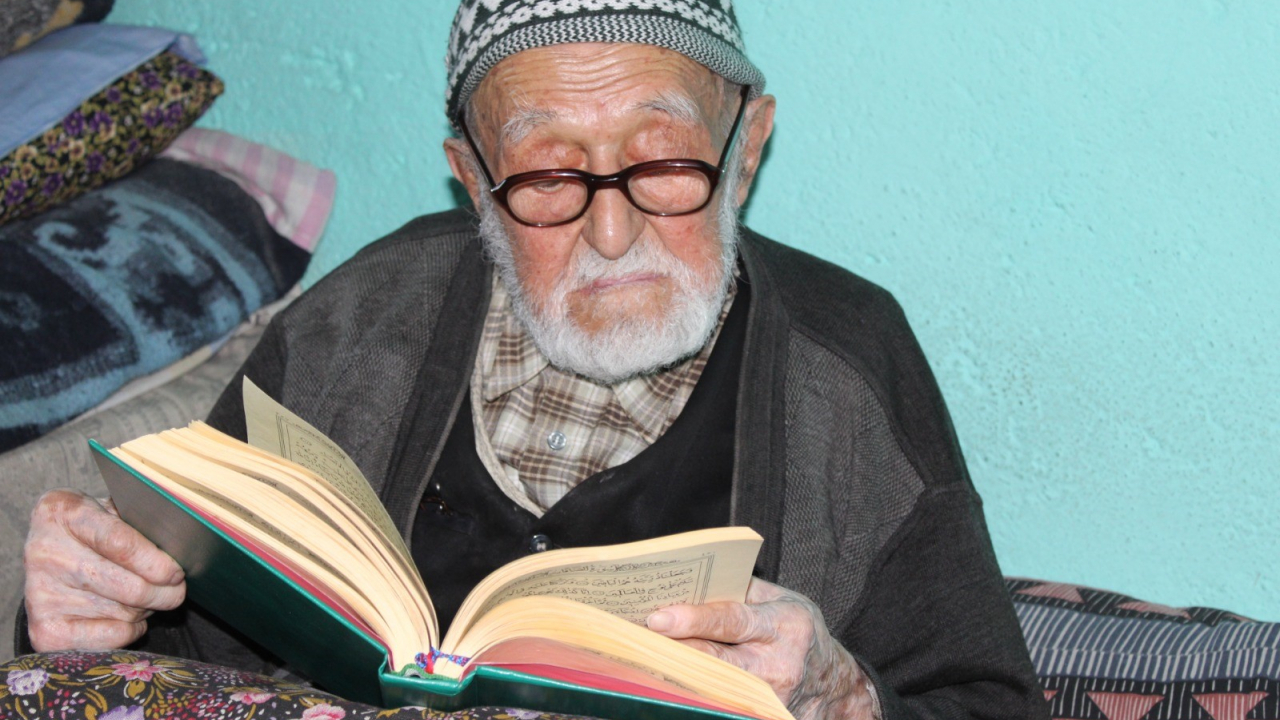 105 yaşındaki ‘Mehmet Amca’ yaşantısıyla gençlere örnek oluyor