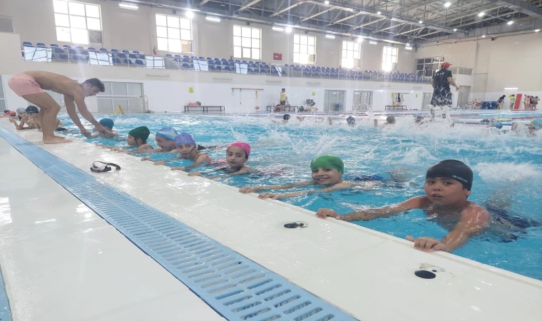 Belediyenin yüzme kursuna çocuklardan büyük ilgi