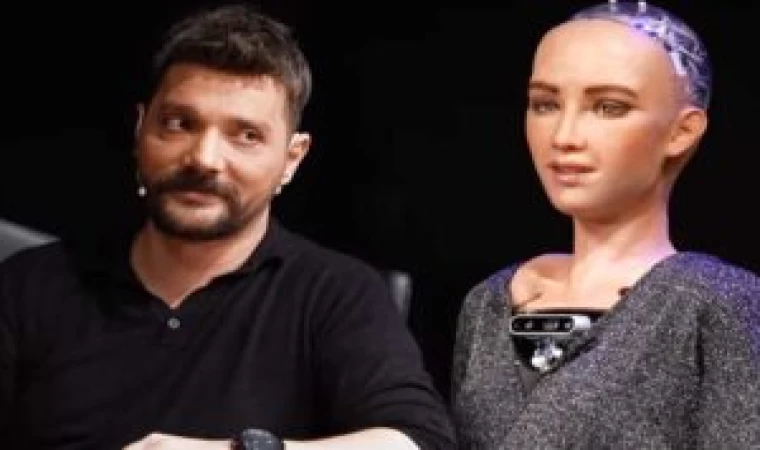 Robot Sophia Ve Oğuzhan Uğur'dan İlgi Çeken Diyalog