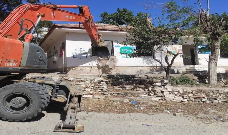 Sarıgöl'de okulları yenileme çalışmaları devam ediyor