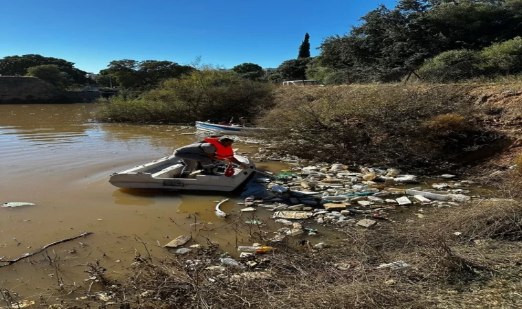 Bitez Barajı'nda yağış sonrası biriken çöpler temizlendi