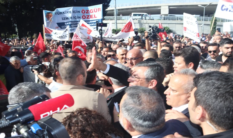 CHP'nin yeni Genel Başkanı Özgür Özel, İzmir’de partililer tarafından karşılandı