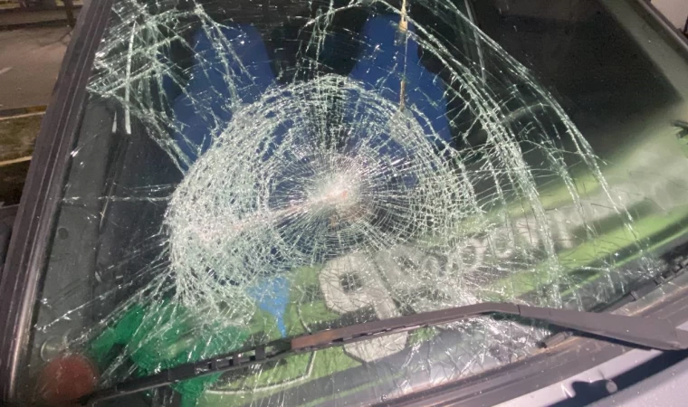 35 aracın camını patlatıp kaçtılar