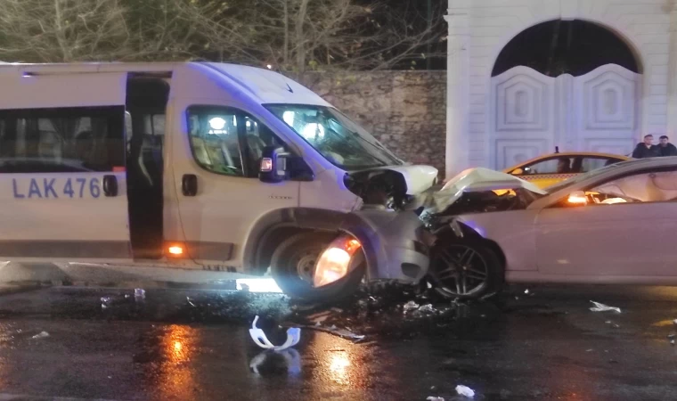 Servis minibüsü ve otomobil kafa kafaya çarpıştı: 9 yaralı