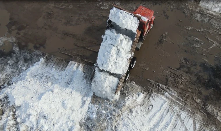 Tonlarca kar kamyonlarla şehir dışına taşınıyor