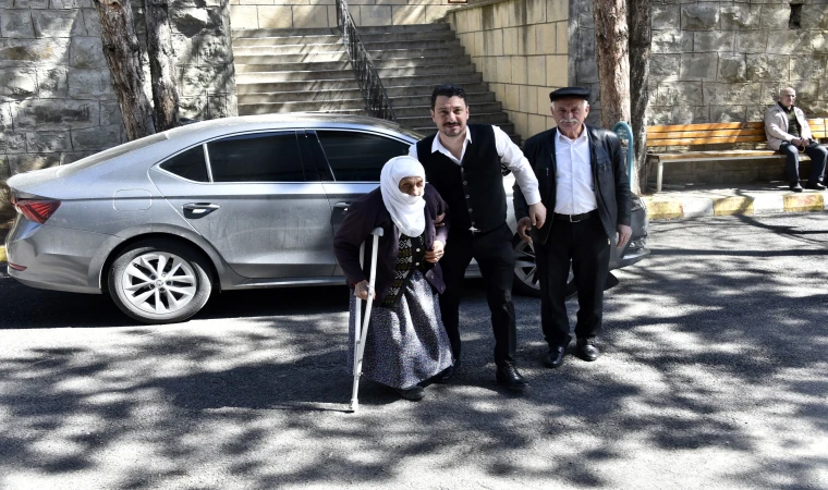 112 yaşındaki Güllü nene oy kullanmaya koltuk değnekleriyle gitti
