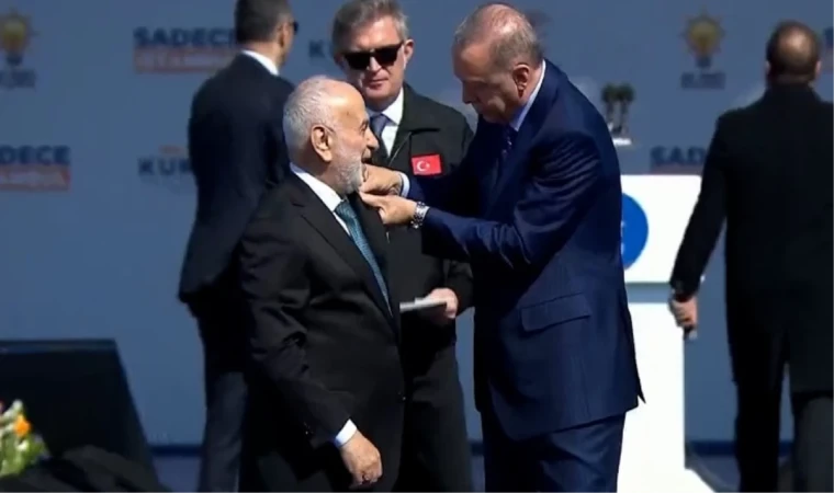 Rozetini bizzat Erdoğan taktı! Yeniden Refah'tan istifa eden Suat Pamukçu, AK Parti'ye geçti