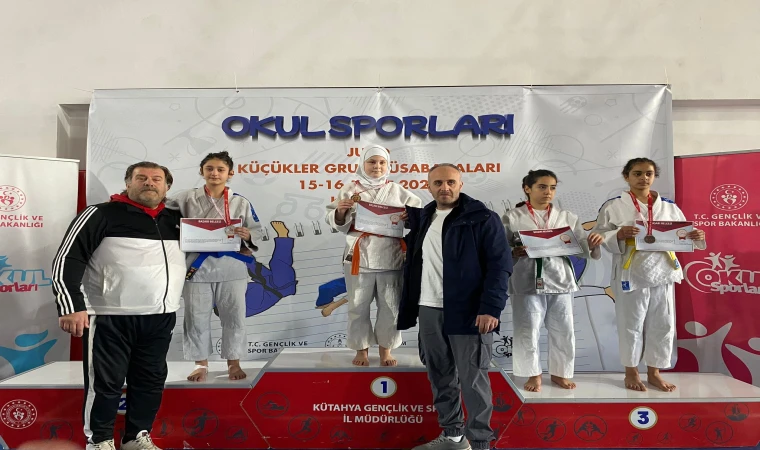 Yunusemre Belediyespor'un judocuları madalyaları topladı