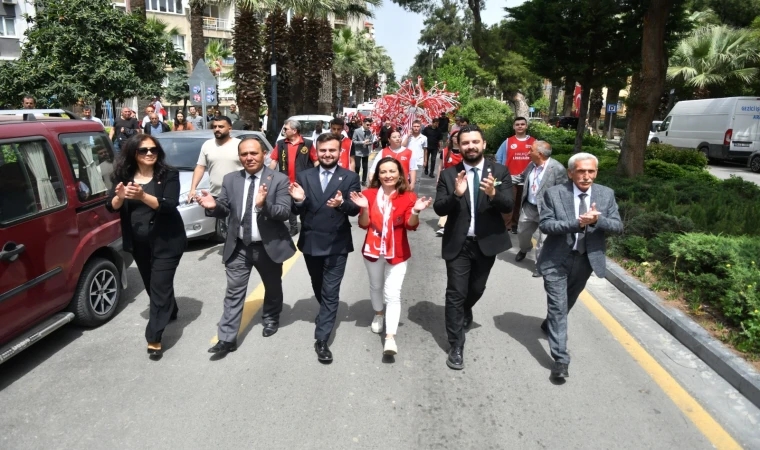 CHP Manisa’da 23 Nisan Çocuk Bayramı’nda yürüyüş düzenledi