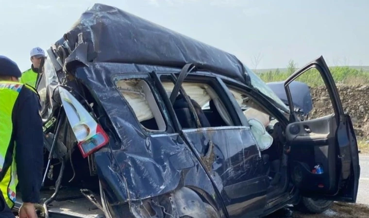 Direksiyon hakimiyetini kaybeden araç kaza yaptı: 1 kişi öldü, 2 kişi ağır yaralandı