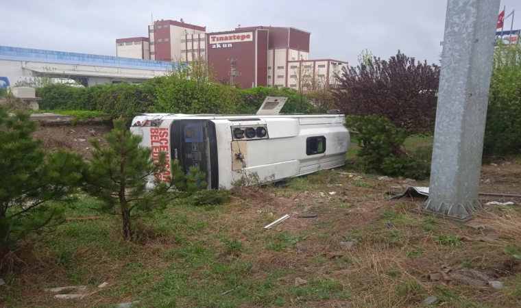 Feci kaza: Minibüs fabrika bahçesine devrildi