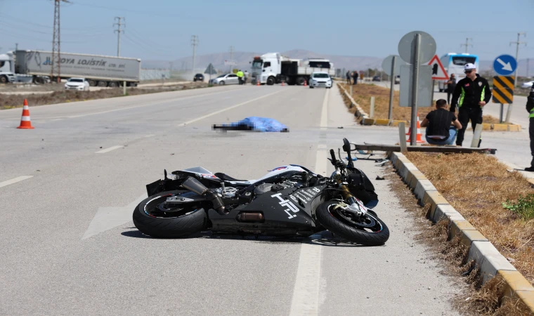 Tıra çarpan motosikletli hayatını kaybetti
