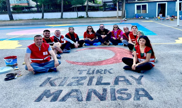 Türk Kızılay gönüllüleri oyun alanlarını boyadılar