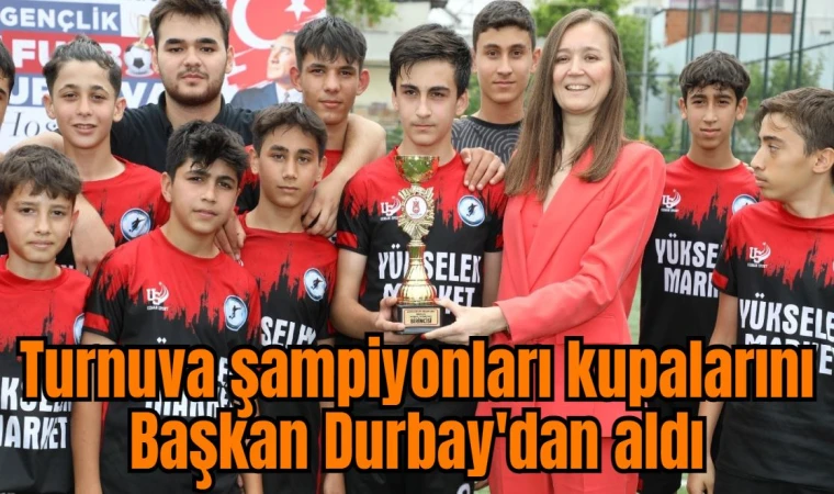 Turnuva şampiyonları kupalarını Başkan Durbay'dan aldı