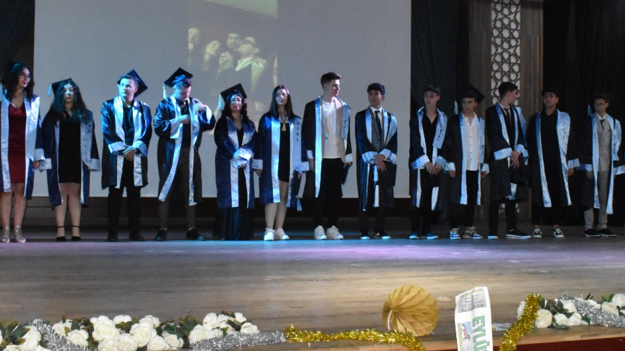 Manisa Hasan Türek Anadolu Lisesinde mezuniyet heyecanı yaşandı