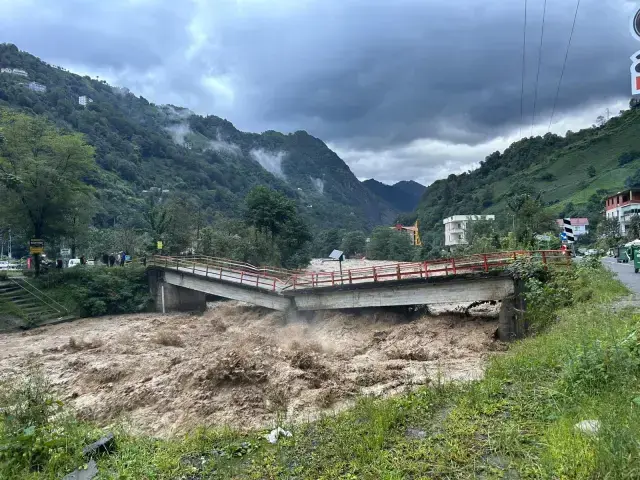 Rize'de sel ve heyelanla mücadele! Ayder Yaylası'nın yolu ulaşıma kapandı