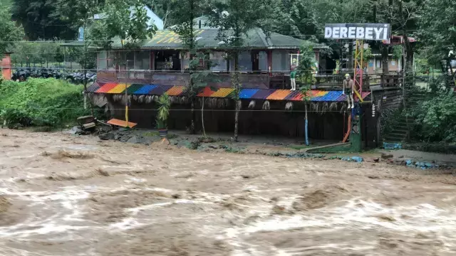 Rize'de sel ve heyelanla mücadele! Ayder Yaylası'nın yolu ulaşıma kapandı