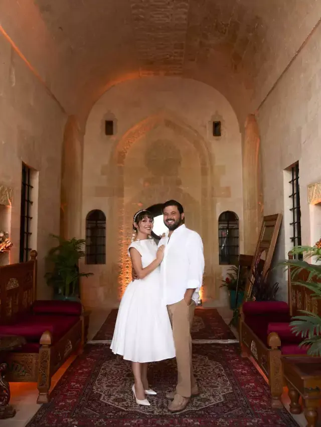 Mardin'de kına gecesi yapan oyuncu Sevda Erginci Yunanistan'da evlendi