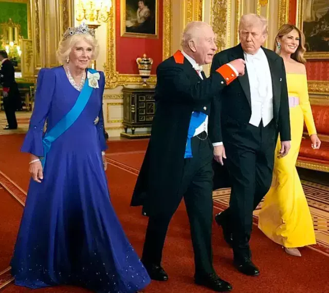 Melania Trump'ın Kraliyet yemeğinde giydiği elbise olay yarattı