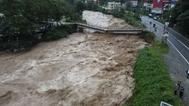 Rize'de sel ve heyelanla mücadele! Ayder Yaylası'nın yolu ulaşıma kapandı