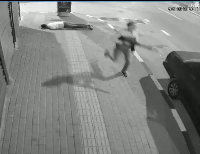 Kalabalığın arasına tüfekle dalıp husumetlisini silahla başından vurdu