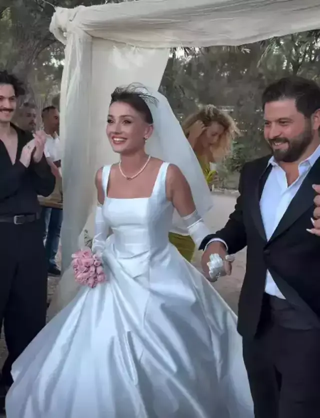Mardin'de kına gecesi yapan oyuncu Sevda Erginci Yunanistan'da evlendi