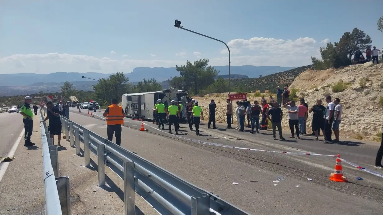 Otobüs ile kamyon çarpıştı:  Ölü ve yaralılar var