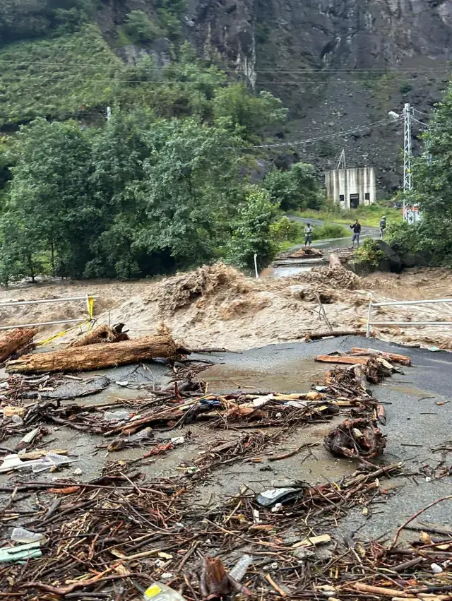Rize'de sel ve heyelanla mücadele! Ayder Yaylası'nın yolu ulaşıma kapandı