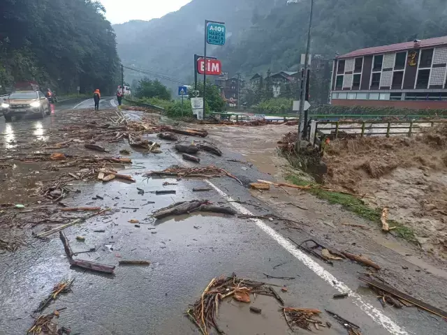 Rize'de sel ve heyelanla mücadele! Ayder Yaylası'nın yolu ulaşıma kapandı