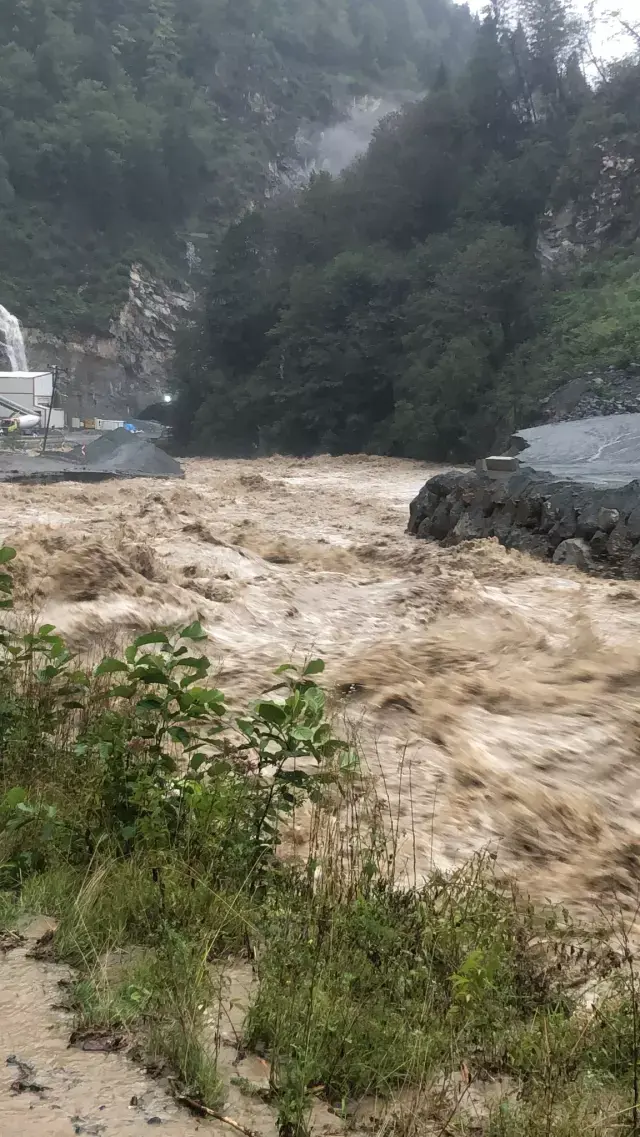 Rize'de sel ve heyelanla mücadele! Ayder Yaylası'nın yolu ulaşıma kapandı