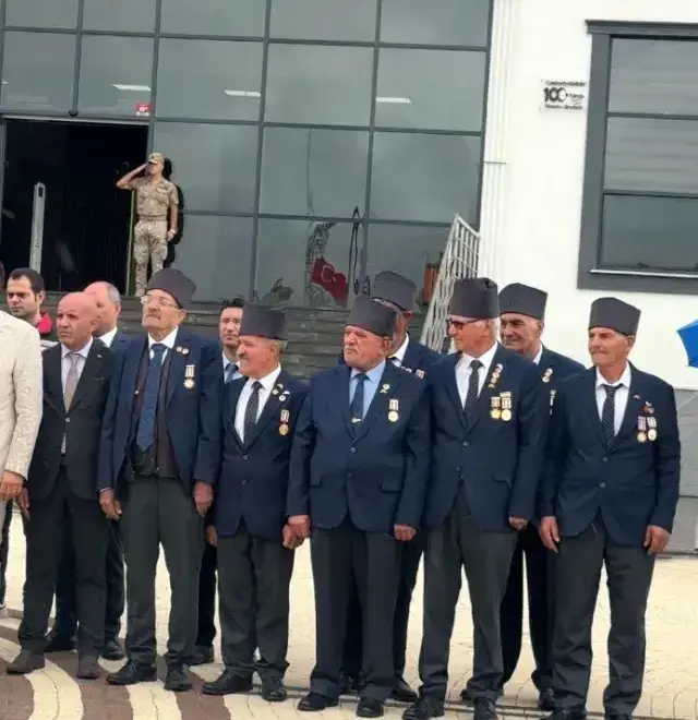 Valiye şemsiye var, gazilere yok