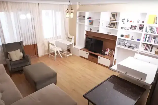 Usta oyuncu Settar Tanrıöğen, kedisiyle birlikte 2 oda bir salon evde yaşıyor