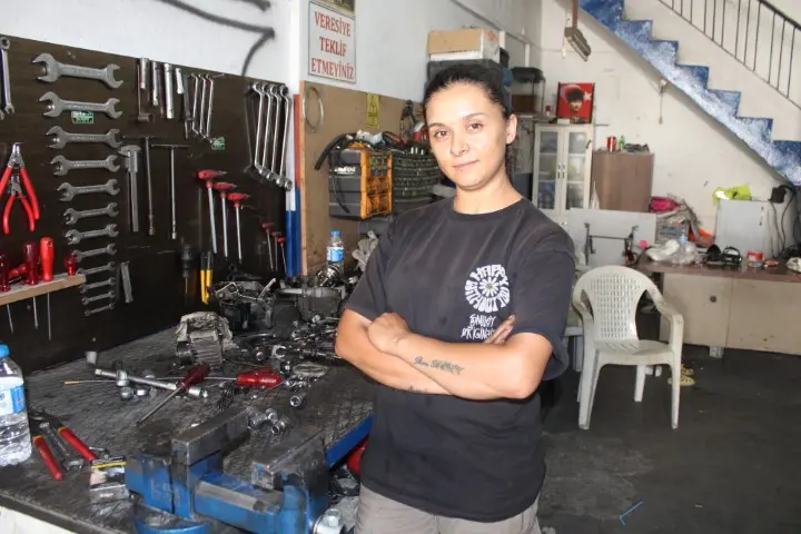 Çırak bulamayan eşine destek için başladı, motor ustası oldu