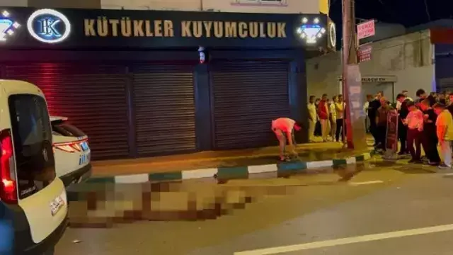 Kalabalığın arasına tüfekle dalıp husumetlisini silahla başından vurdu