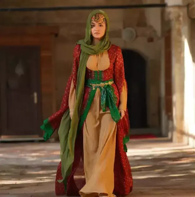 Hande Erçel Osmanlı sultanı imajıyla görenleri büyüledi