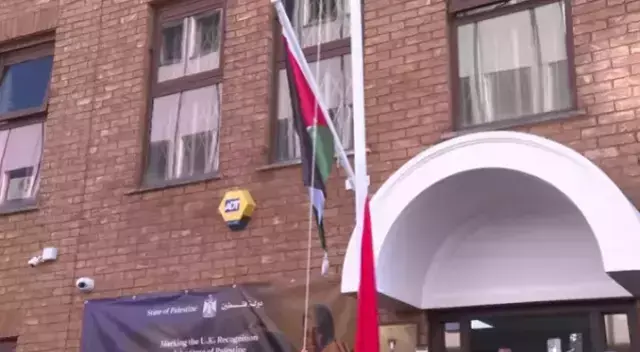 İngiltere Filistin'i resmen tanıdı, Londra'da bayrak göndere çekildi