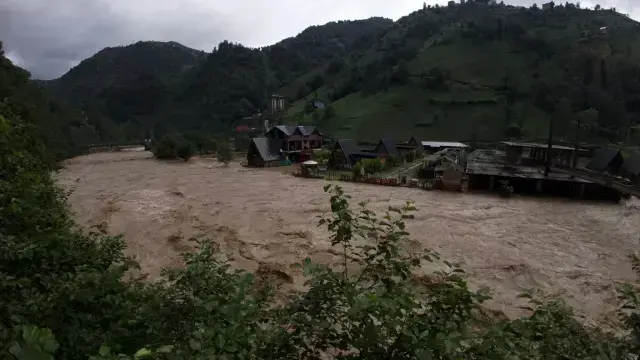 Rize'de sel ve heyelanla mücadele! Ayder Yaylası'nın yolu ulaşıma kapandı